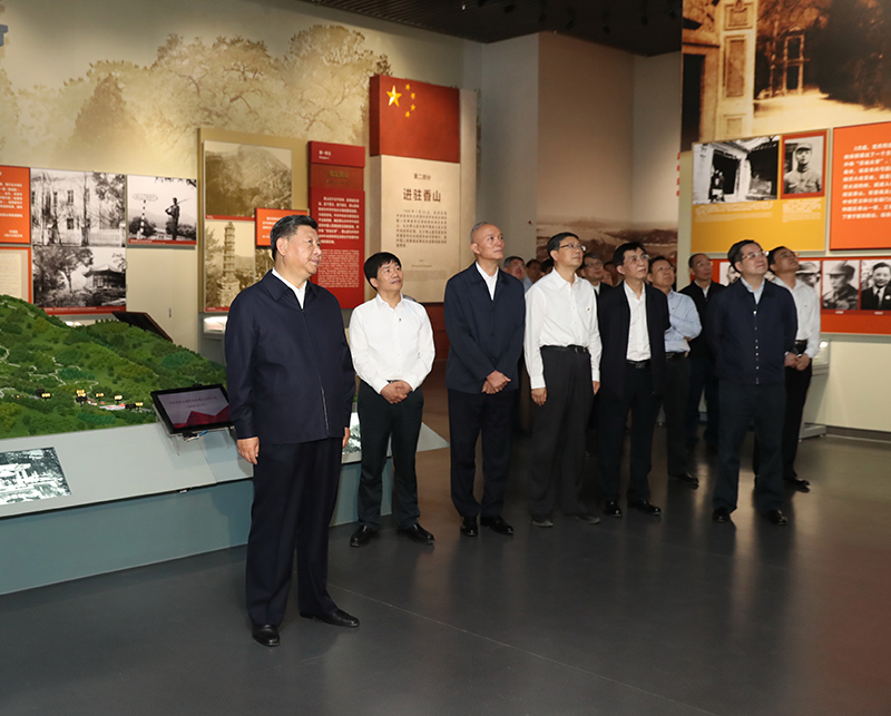 9月12日，中共中央總書記、國家主席、中央軍委主席習(xí)近平視察中共中央北京香山革命紀(jì)念地。這是習(xí)近平在香山革命紀(jì)念館參觀《為新中國奠基》主題展覽。