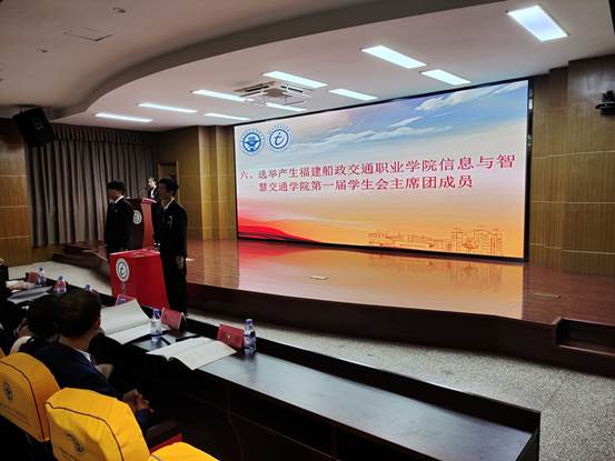 圖片包含 天花板, 室內(nèi), 桌子, 房間
描述已自動(dòng)生成