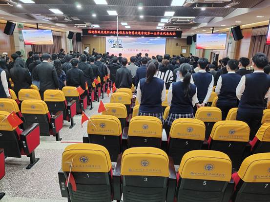 圖片包含 室內(nèi), 天花板, 人, 建筑
描述已自動(dòng)生成