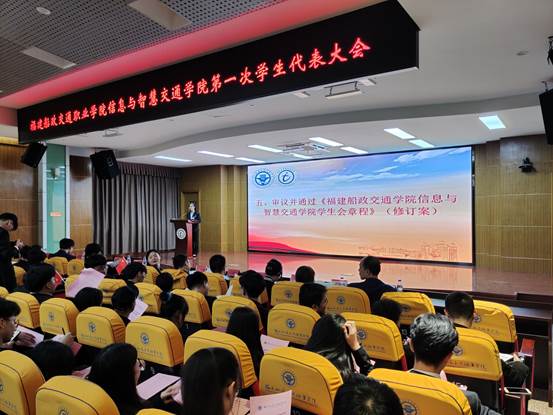 圖片包含 室內(nèi), 人, 天花板, 人們
描述已自動(dòng)生成