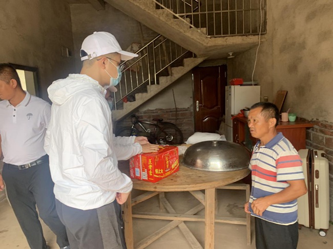 實踐隊走訪慰問脫貧戶。福建船政交通職業(yè)學院供圖