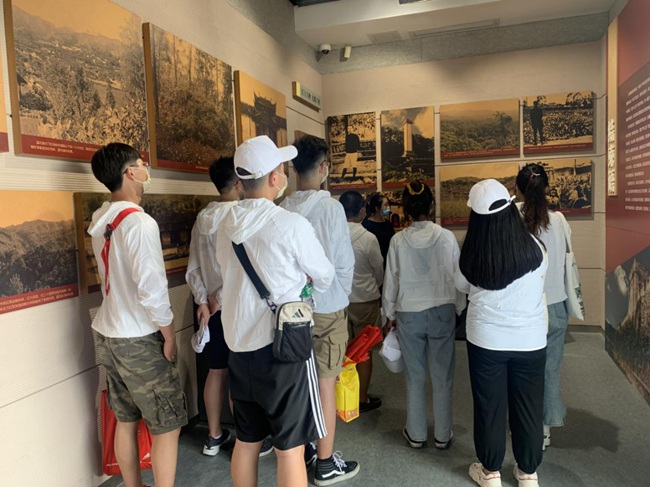 在福建省蘇維埃政府舊址聆聽革命先輩事跡。福建船政交通職業(yè)學院供圖