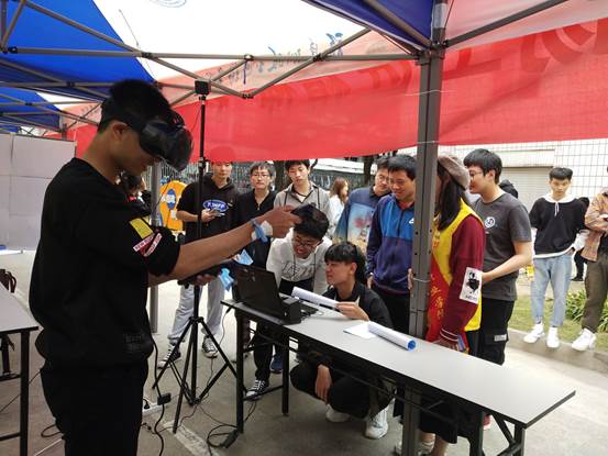 圖片包含 人, 建筑, 戶外, 男人
描述已自動生成