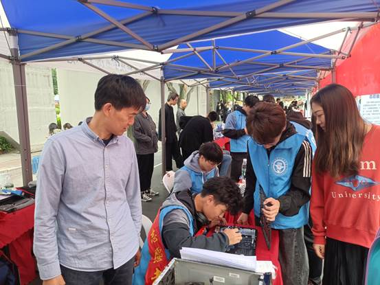 男人站在人群中
描述已自動生成