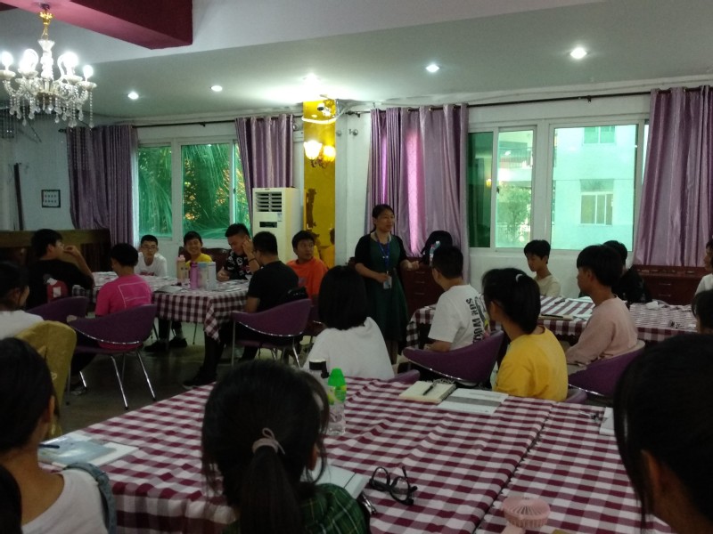 ▲翁國玲副主任做專業(yè)介紹，讓同學(xué)們感受國際郵輪的專業(yè)魅力