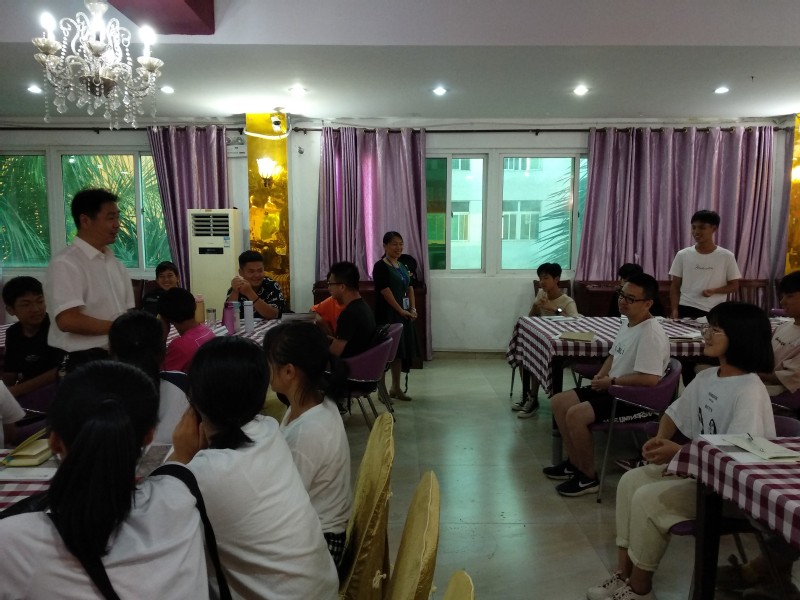 ▲現(xiàn)場交流，氣氛熱烈